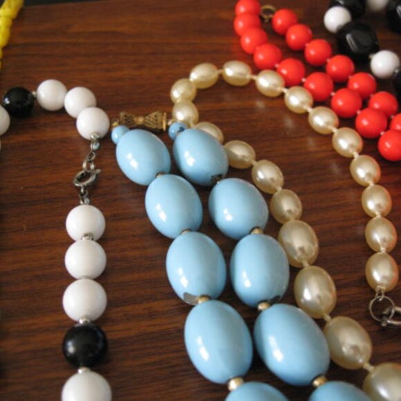 Lot of 14 Vintage Plastic Necklaces - Picture 3 of 11